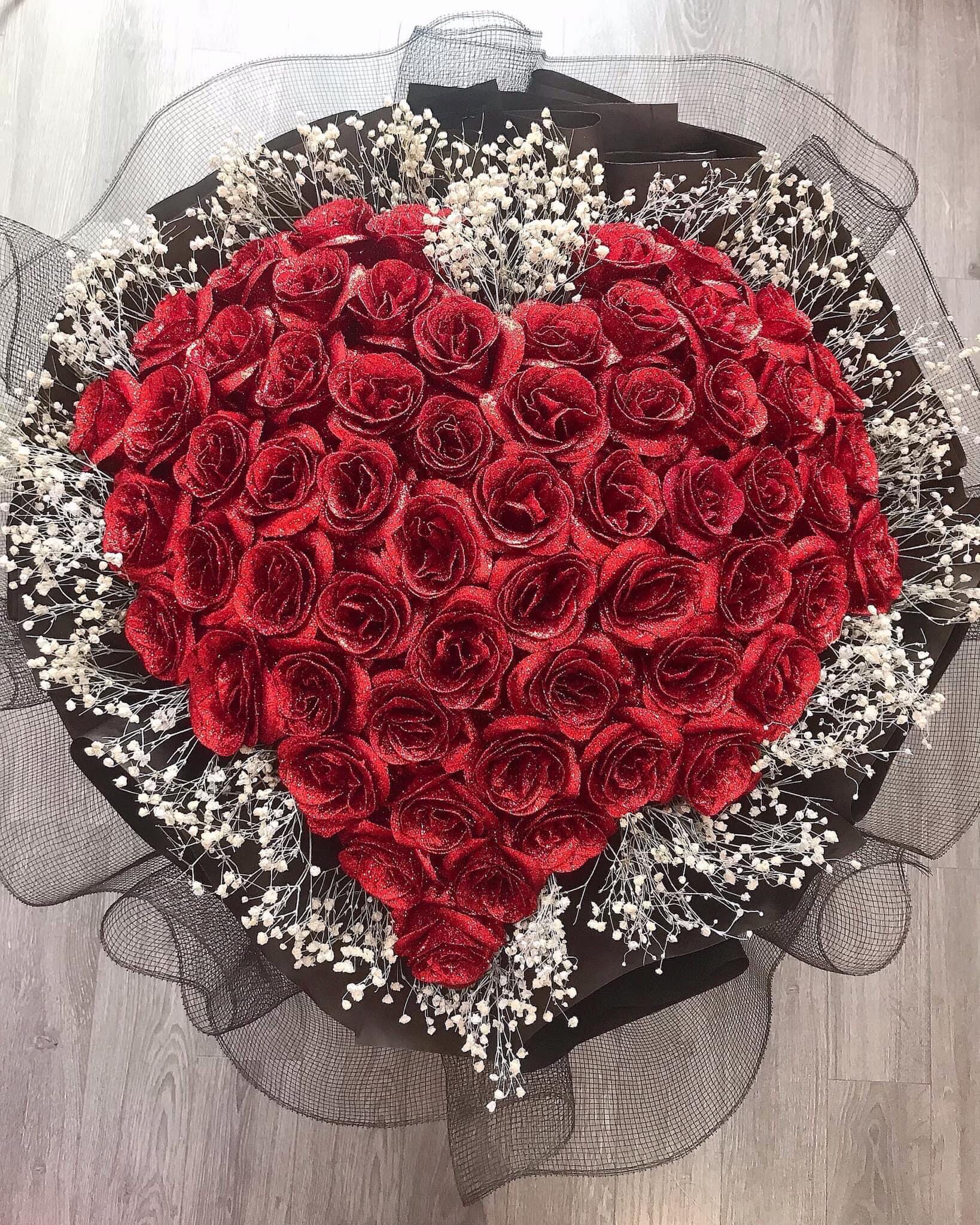 Bó hoa hồng đỏ hình trái tim 50 bông – Tình yêu muôn thuở